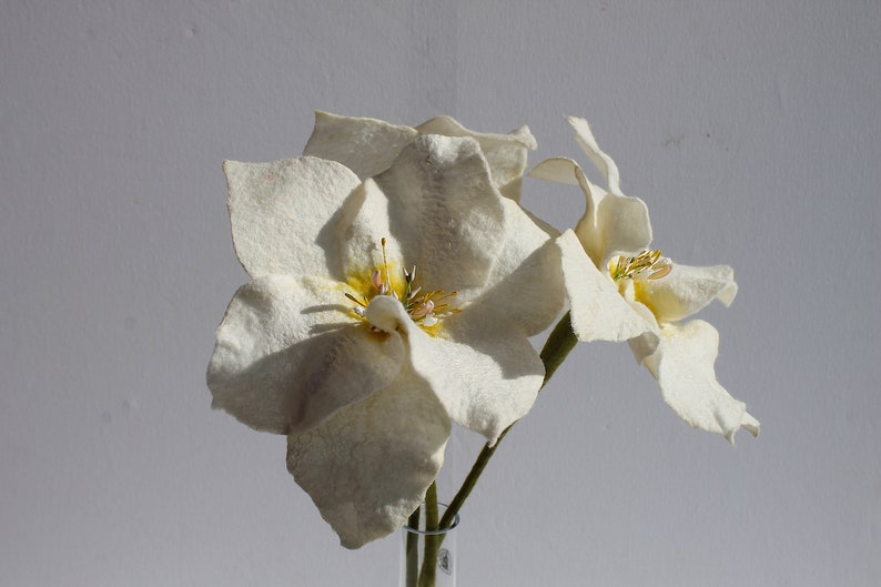 3 very fine white long lilies with silk felted for the apartment image 5