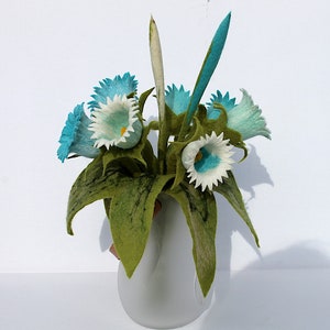 Cloches Fleurs dans un décor blanc et turquoise pour l'appartement œuvre de feutre image 1