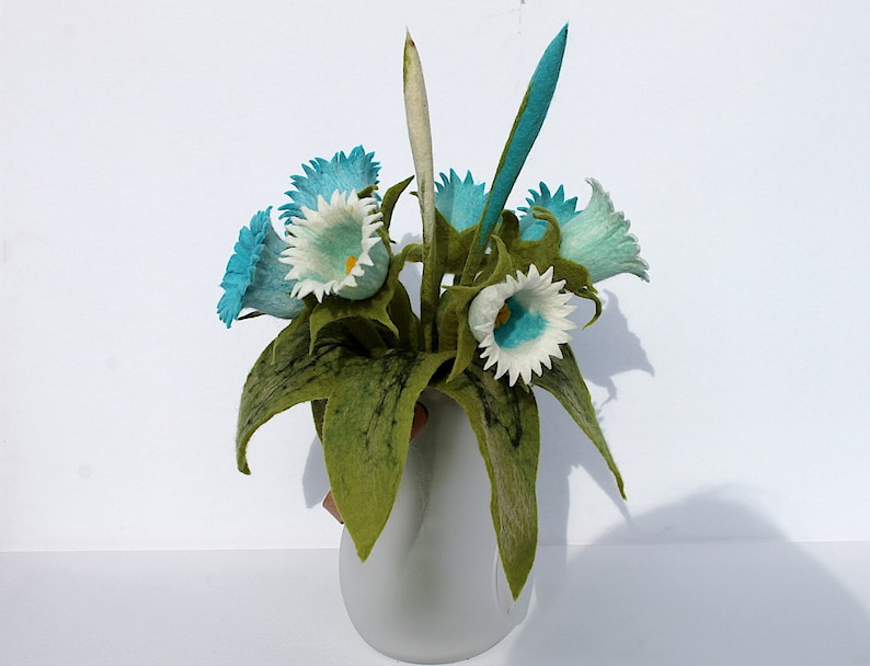 Cloches Fleurs dans un décor blanc et turquoise pour l'appartement œuvre de feutre image 1