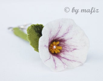 Keyring, felted flower in white and purple with keyring and leaf