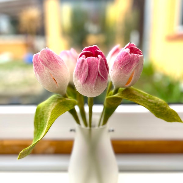 Tulipes feutrées à la main en blanc avec dentelle rose