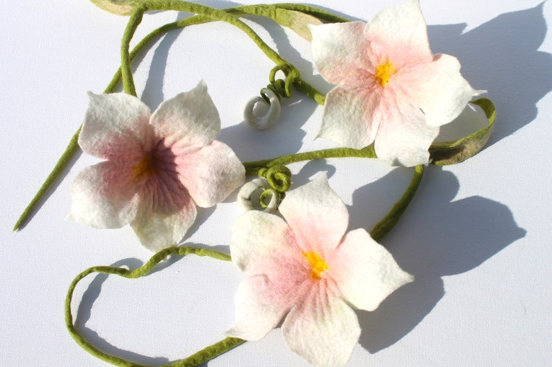Zauberhafte Girlande mit 3 großen Blüten in Weiß und Rosa, in Handarbeit gefilzte Wohnungsdekoration Bild 7