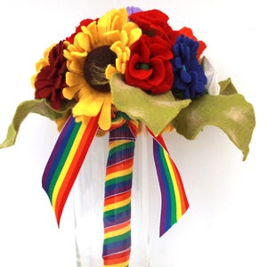 Bridal bouquet felted in rainbow for a gay or lesbian bridal pair afbeelding 2