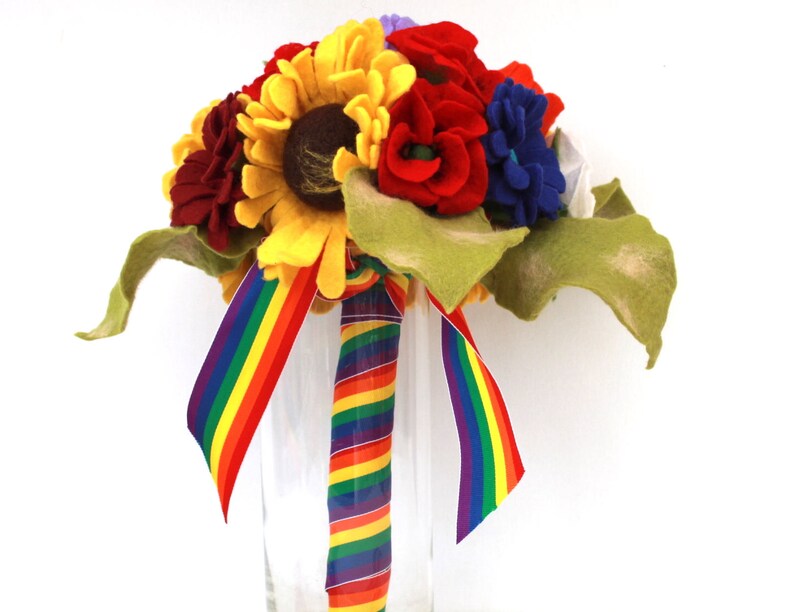 Bridal bouquet felted in rainbow for a gay or lesbian bridal pair afbeelding 2