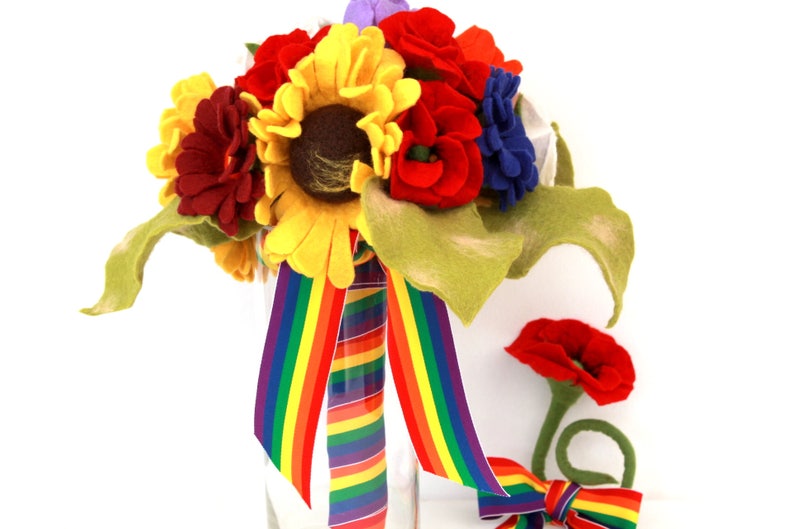 Bridal bouquet felted in rainbow for a gay or lesbian bridal pair afbeelding 4
