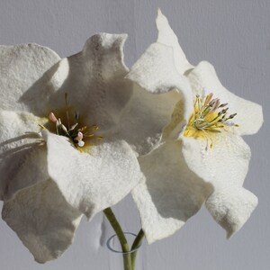 3 very fine white long lilies with silk felted for the apartment image 2