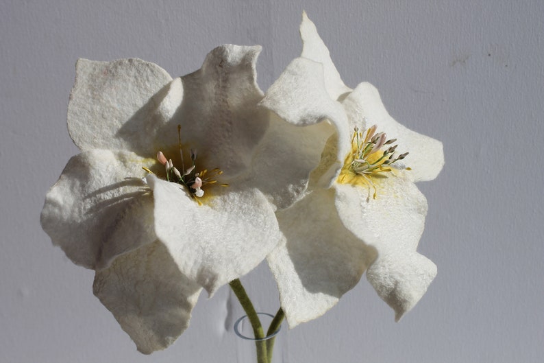 3 very fine white long lilies with silk felted for the apartment image 2