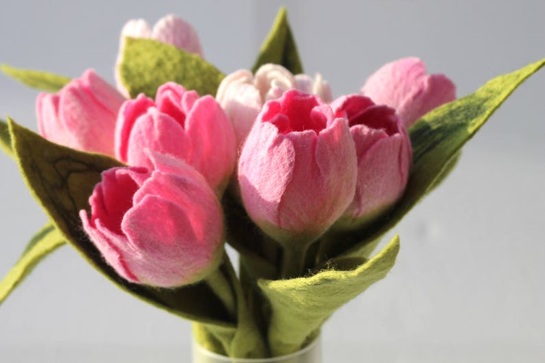 Handarbeit, gefilzte langstielige Tulpe, in rosa,weiß als Geschenk zum Muttertag Bild 4