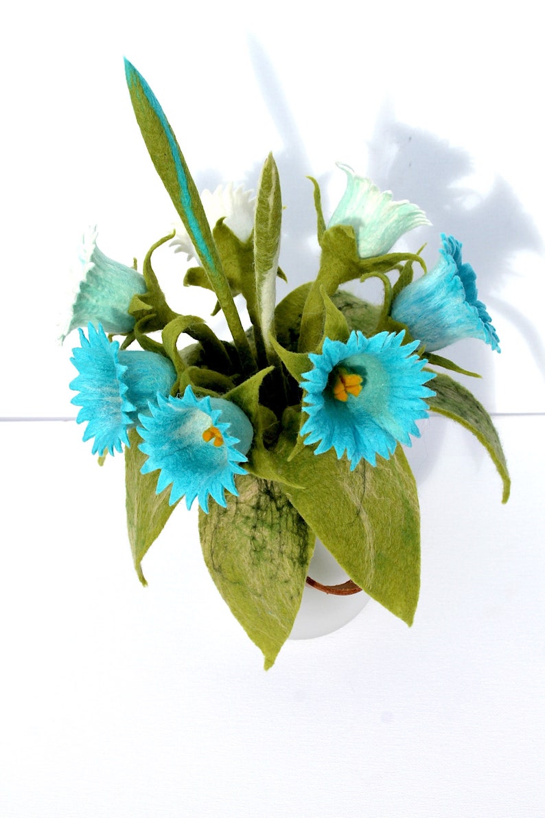 Cloches Fleurs dans un décor blanc et turquoise pour l'appartement œuvre de feutre image 8