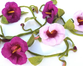 Girlande mit Glockenblumen in Handarbeit gefilzt als zauberhafte Wohnungsdeko, als Tischdeko zur Hochzeit