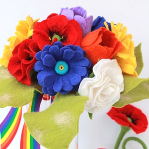 Bridal bouquet felted in rainbow for a gay or lesbian bridal pair afbeelding 3