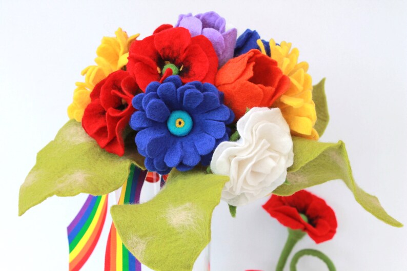 Bridal bouquet felted in rainbow for a gay or lesbian bridal pair afbeelding 3