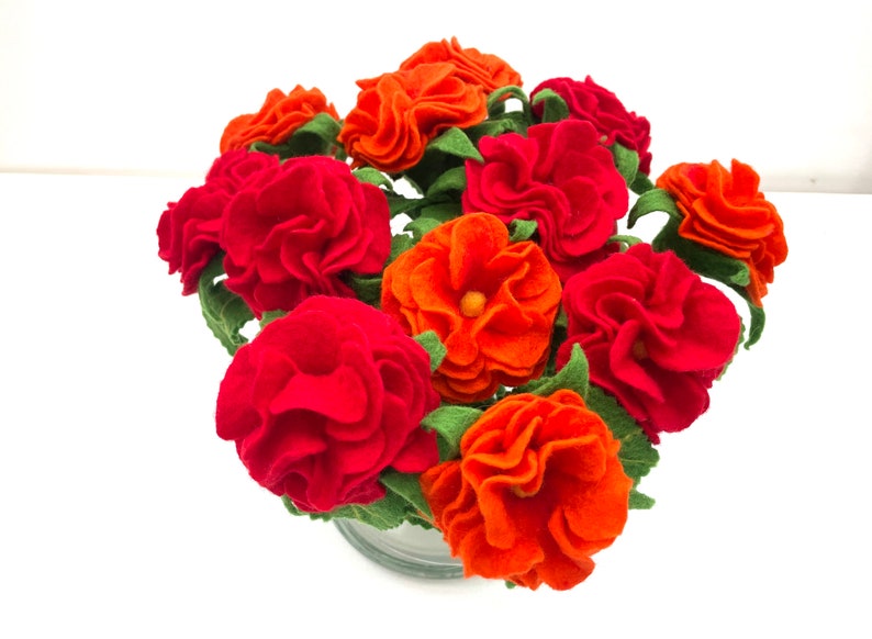 Handarbeit, zarte kleine Filz Rosen in verschiedenen Farben für die Mutter zum Muttertag Bild 3