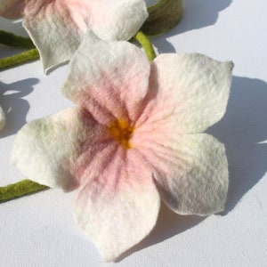 Zauberhafte Girlande mit 3 großen Blüten in Weiß und Rosa, in Handarbeit gefilzte Wohnungsdekoration Bild 5