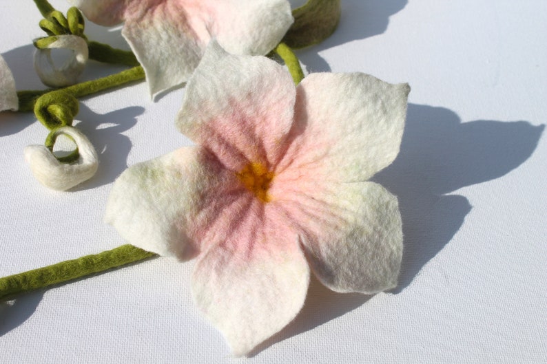 Zauberhafte Girlande mit 3 großen Blüten in Weiß und Rosa, in Handarbeit gefilzte Wohnungsdekoration Bild 5