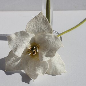 3 very fine white long lilies with silk felted for the apartment image 7