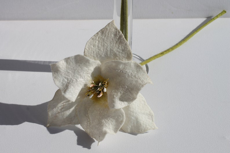 3 very fine white long lilies with silk felted for the apartment image 7