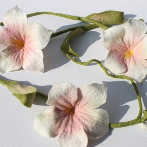 Zauberhafte Girlande mit 3 großen Blüten in Weiß und Rosa, in Handarbeit gefilzte Wohnungsdekoration Bild 2