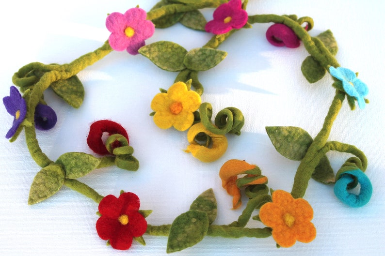 Glamorous tender little garland in pink. A decoration for the inconspicuous lamp or the window sill image 7