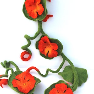 Filz Girlande mit den Blüten der Kapuzinerkresse. Ein schönes Geschenk zu Ostern oder als Dekoration für das Fenster Bild 5