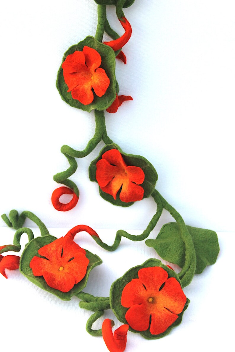 Filz Girlande mit den Blüten der Kapuzinerkresse. Ein schönes Geschenk zu Ostern oder als Dekoration für das Fenster Bild 5