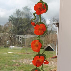 Filz Girlande mit den Blüten der Kapuzinerkresse. Ein schönes Geschenk zu Ostern oder als Dekoration für das Fenster Bild 7