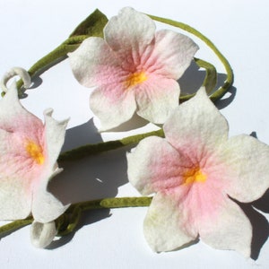 Zauberhafte Girlande mit 3 großen Blüten in Weiß und Rosa, in Handarbeit gefilzte Wohnungsdekoration Bild 1