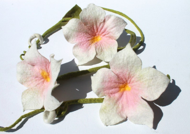 Zauberhafte Girlande mit 3 großen Blüten in Weiß und Rosa, in Handarbeit gefilzte Wohnungsdekoration Bild 1