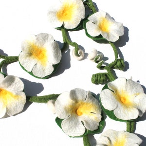 Filz Girlande mit den Blüten der Kapuzinerkresse. Ein schönes Geschenk zu Ostern oder als Dekoration für das Fenster Weiß