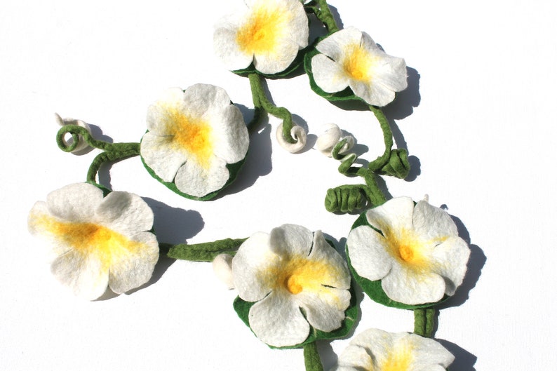 Filz Girlande mit den Blüten der Kapuzinerkresse. Ein schönes Geschenk zu Ostern oder als Dekoration für das Fenster Weiß