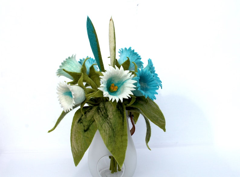 Cloches Fleurs dans un décor blanc et turquoise pour l'appartement œuvre de feutre image 6