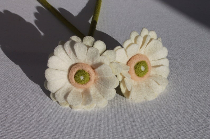 Flowers in white or multicolored, gerbera, handmade felted flowers, magical idea as a gift for the mother or the girlfriend Weiß/beige