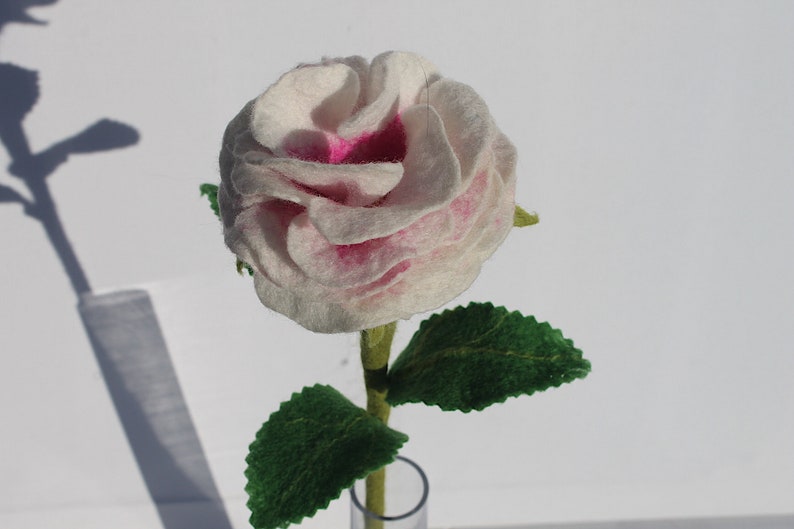 Handarbeit, zarte kleine Filz Rosen in verschiedenen Farben für die Mutter zum Muttertag weiß/Pink