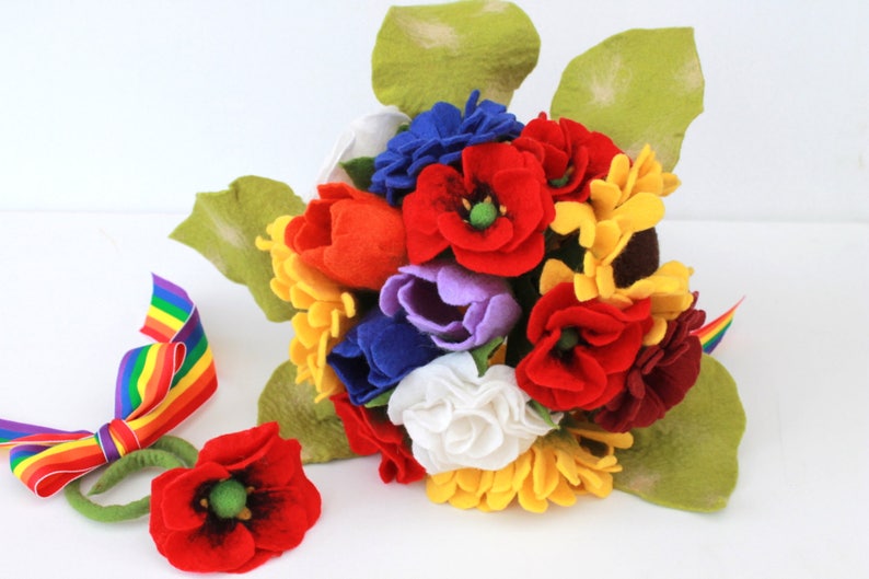 Bridal bouquet felted in rainbow for a gay or lesbian bridal pair afbeelding 6