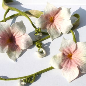 Zauberhafte Girlande mit 3 großen Blüten in Weiß und Rosa, in Handarbeit gefilzte Wohnungsdekoration Bild 4