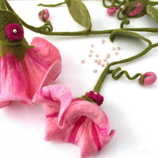 Set of 2 flowers with garland on a ribbon in pink and pink felted as decoration for the apartment, office or bedroom