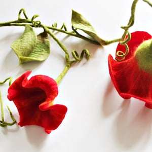 Set of 2 felt flowers with garland as window decoration in handmade felted decoration for the apartment