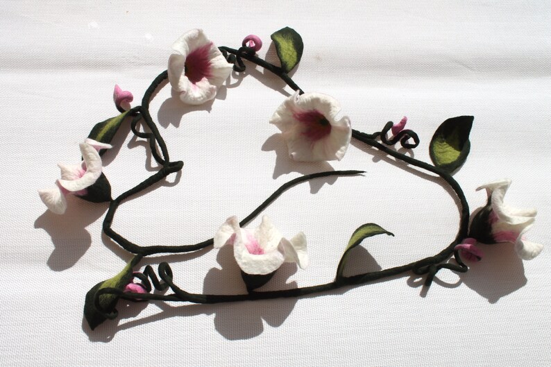 window or party country style dark green felt garland in white and pink very noble decoration for the apartment Shabby style