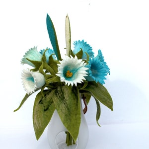 Cloches Fleurs dans un décor blanc et turquoise pour l'appartement œuvre de feutre image 7