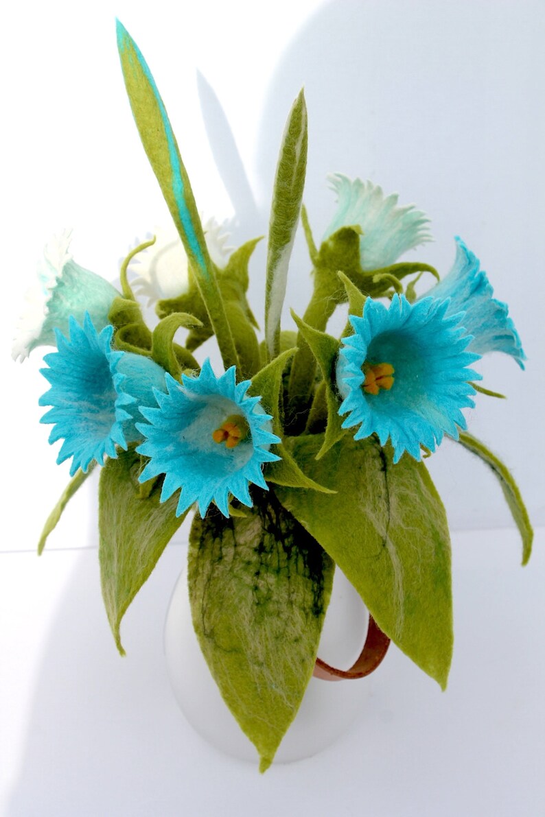 Cloches Fleurs dans un décor blanc et turquoise pour l'appartement œuvre de feutre image 5