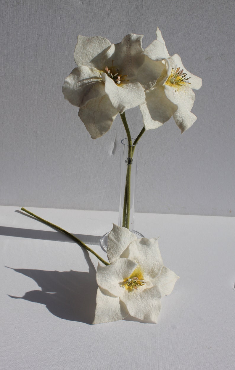 3 very fine white long lilies with silk felted for the apartment image 3