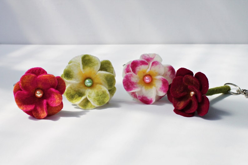 Keyring, felted blossom in pink with keyring image 2