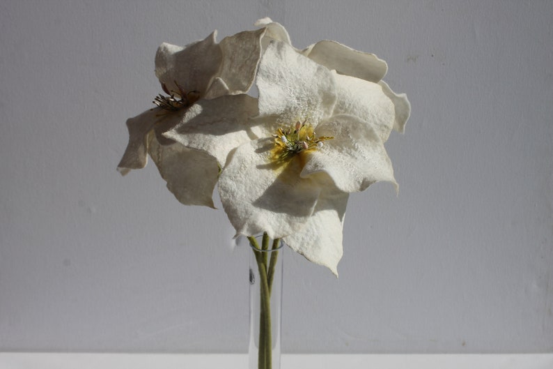 3 very fine white long lilies with silk felted for the apartment image 6