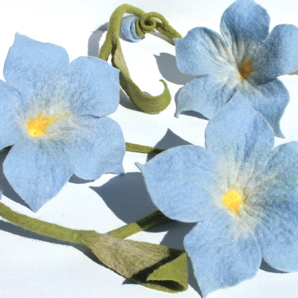 Zauberhafte Girlande mit 3 großen Blüten in Cremeblau, in Handarbeit gefilzte Wohnungsdekoration