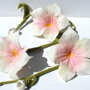 Zauberhafte Girlande mit 3 großen Blüten in Weiß und Rosa, in Handarbeit gefilzte Wohnungsdekoration Bild 9
