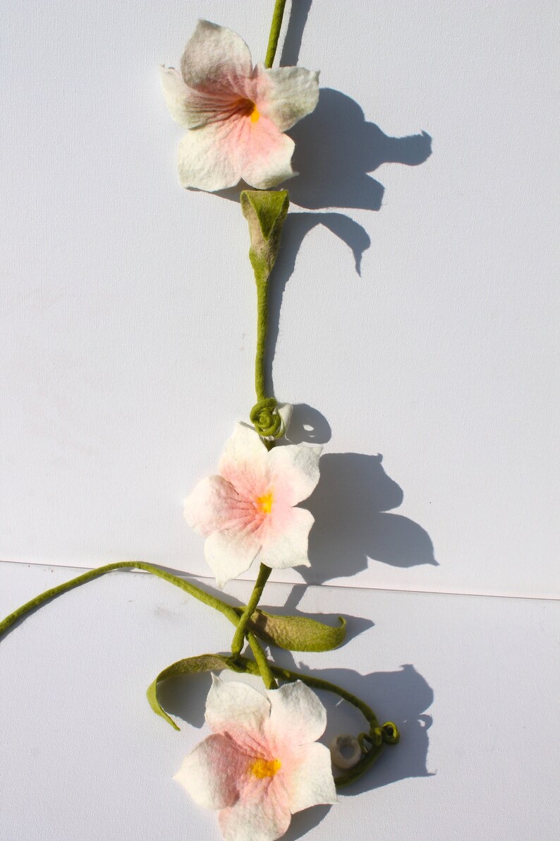 Zauberhafte Girlande mit 3 großen Blüten in Weiß und Rosa, in Handarbeit gefilzte Wohnungsdekoration Bild 3