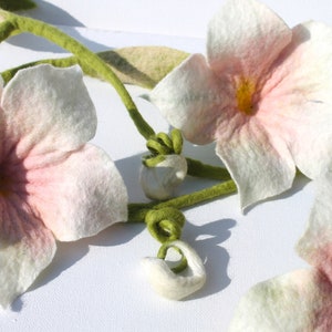 Zauberhafte Girlande mit 3 großen Blüten in Weiß und Rosa, in Handarbeit gefilzte Wohnungsdekoration Bild 6