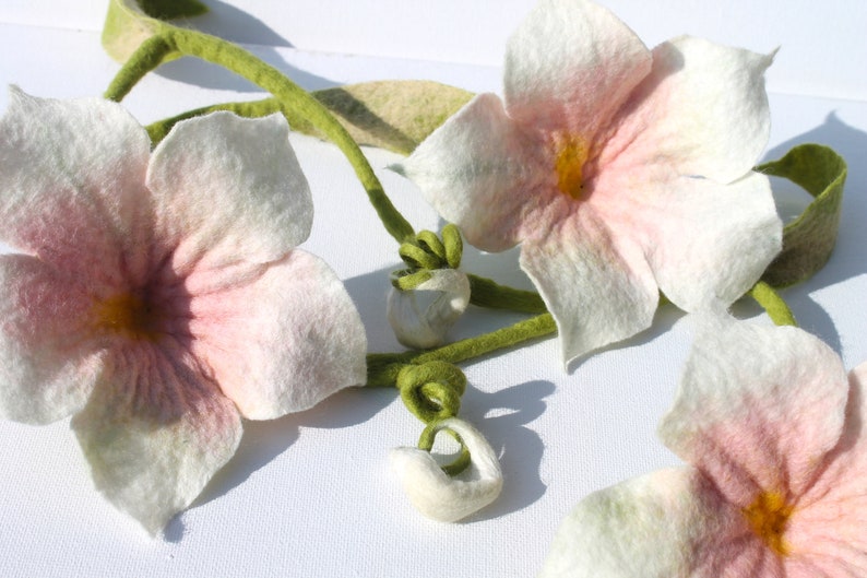 Zauberhafte Girlande mit 3 großen Blüten in Weiß und Rosa, in Handarbeit gefilzte Wohnungsdekoration Bild 6