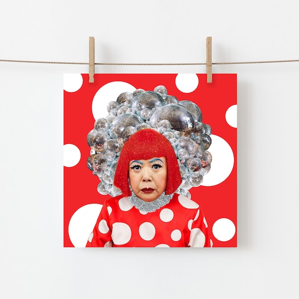 Puede incluir: Una mujer con el pelo rojo brillante lleva un vestido rojo con lunares blancos. Está rodeada de bolas de discoteca plateadas sobre un fondo rojo con lunares blancos.