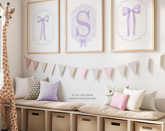 Arte de pared con lazo morado bígaro para niñas, diseño de coquette bows, inicial personalizada, decoración para guardería, juego de (3) impresiones o lienzos sin marco